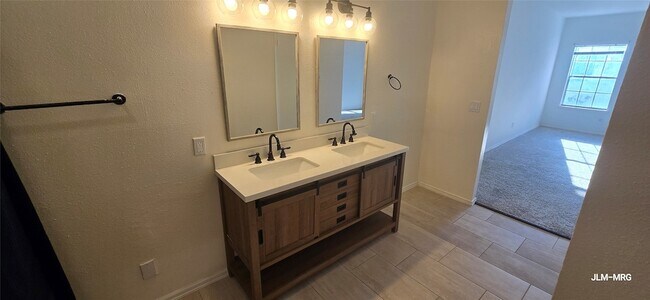 Building Photo - 17471 Red Oak Dr