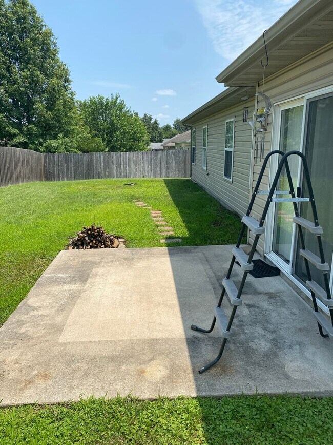 Building Photo - 3 bedroom/2 bathroom single family home!  ...