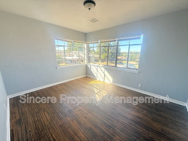 Building Photo - 1931 NE 25th St