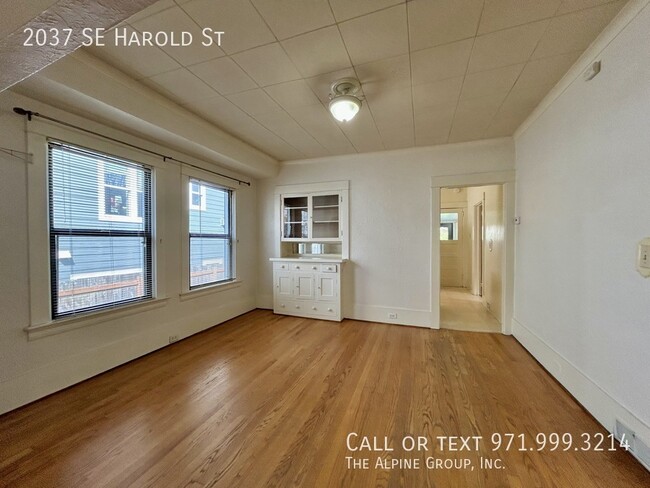 Building Photo - 2037 SE Harold St
