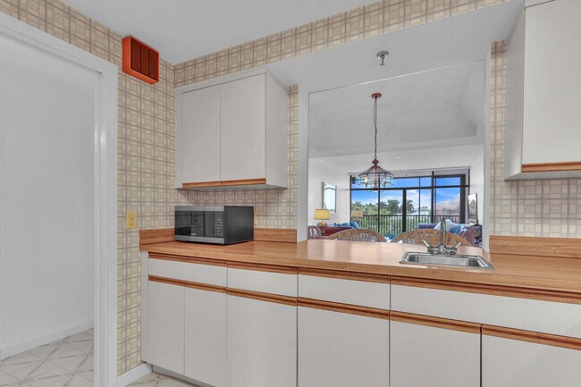 Building Photo - 11370 12 Oaks Way