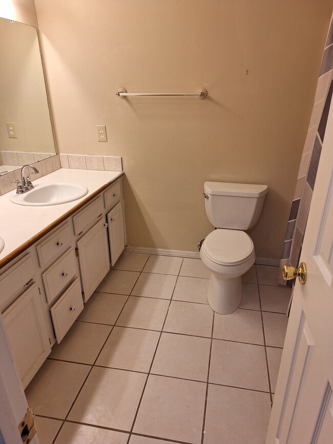 Building Photo - 8908 Rosewood Dr