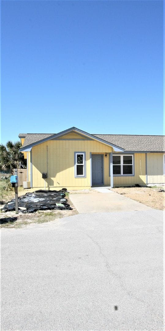 Building Photo - Beautifully updated 1 bedroom apartment within walking distance to the beach!