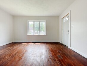 Building Photo - Cozy 2 Bedroom Home! Detached Garage! Large Backyard!