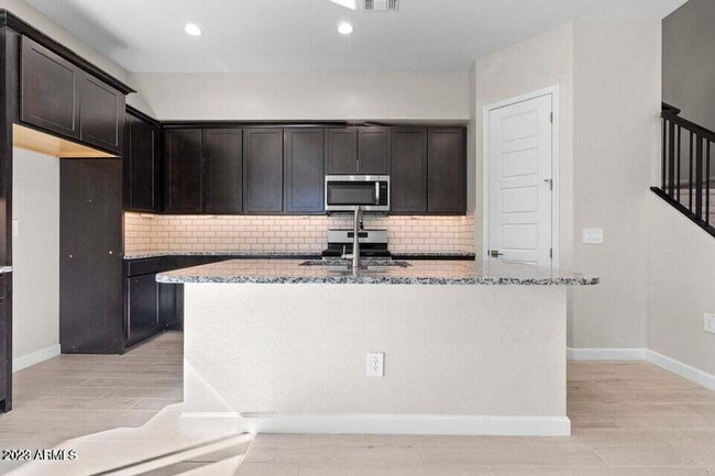 Building Photo - 4815 E Village Dr
