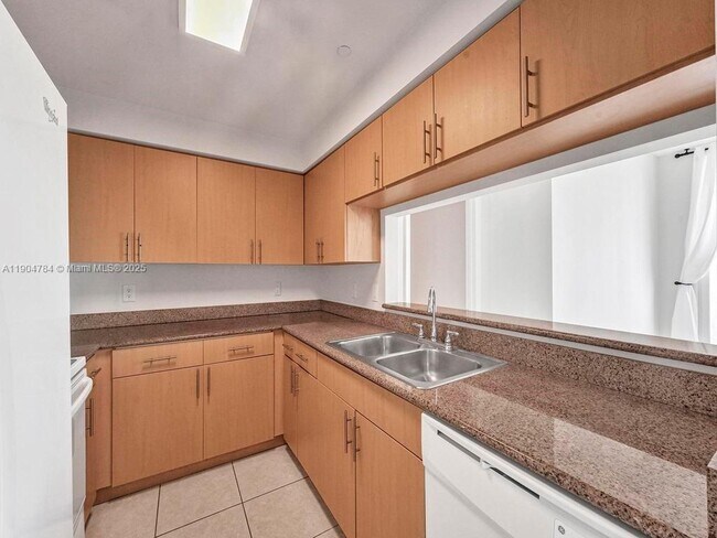 Building Photo - 2475 Brickell Ave