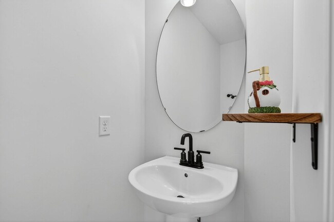 Building Photo - Modern 2-Bedroom Townhome