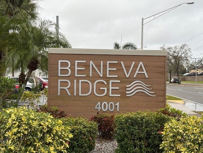 Building Photo - Stunning 4-Bedroom, 2.5-Bathroom Townhouse in the Heart of Sarasota!