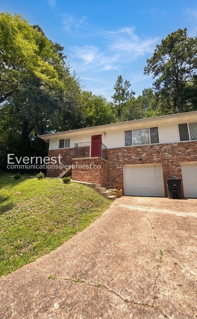 Building Photo - 2 Bed/1 Bath Home with Garage / Available Now!