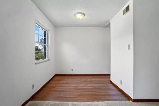 Building Photo - 2 Bedroom (with bonus craft room/ office) Condominium in Coralville.