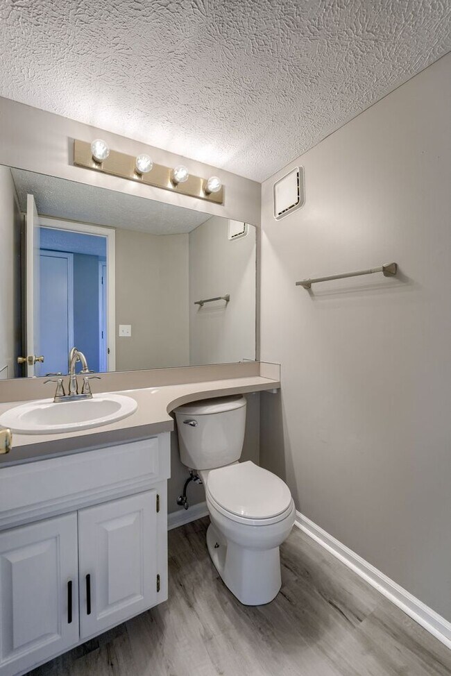 Building Photo - Fresh Updates & Prime Location Near Zorinsky!!