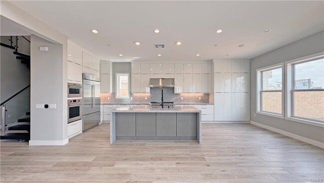 Building Photo - 217 Stage