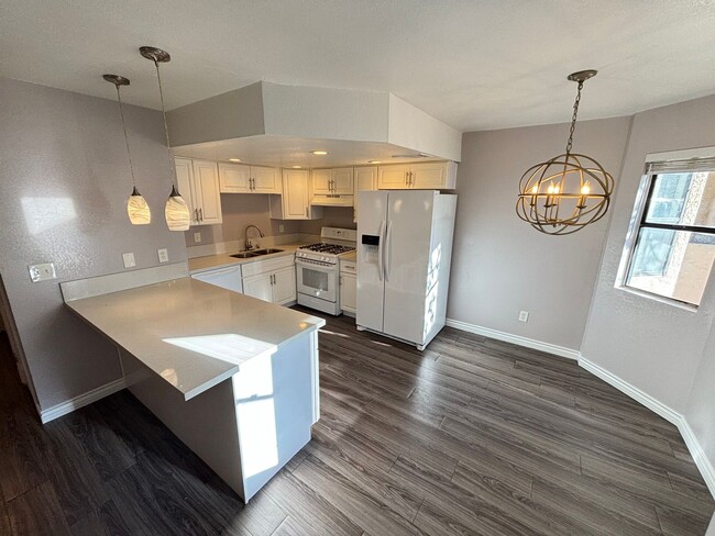 Building Photo - Gorgeous 2Bed/2Bath Condo located just out...