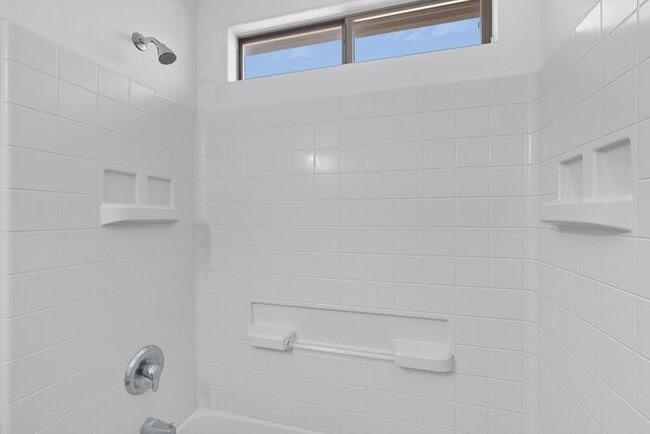 Building Photo - Bright & Inviting Tucson Home Near Davis-M...