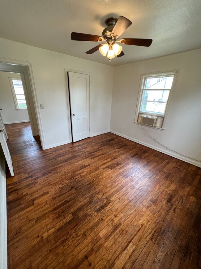 Building Photo - Corner Lot 2 Bedroom 1 bath new Hardwood f...