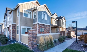 Building Photo - Lovely 2 bedroom, 3 bathroom townhome! Poo...