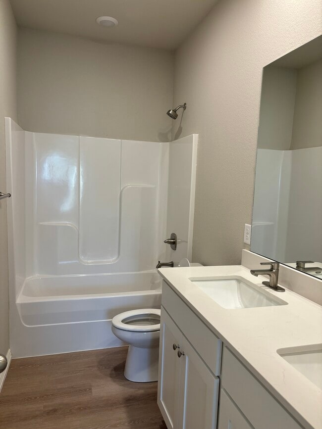 Guest Bath - 2611 SW Lofoten St