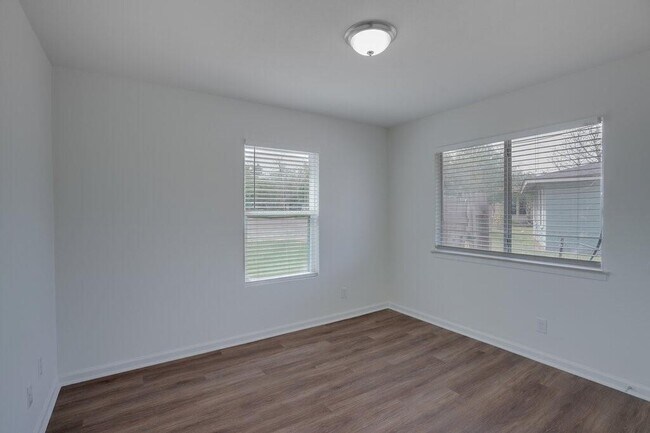 Building Photo - 304 John N Garner Cir