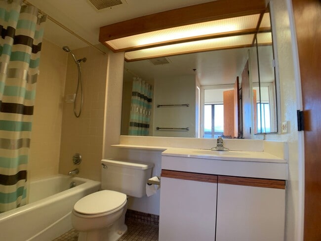 Building Photo - Honolulu (Salt Lake) - Plaza Landmark - 1 bedrooms with washer/dryer and 1 parking