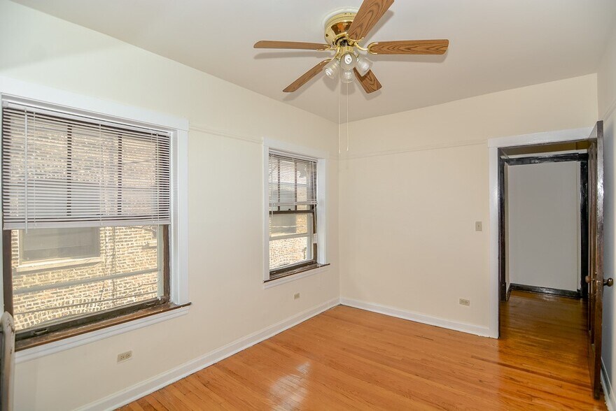 Building Photo - 824 W Waveland Ave