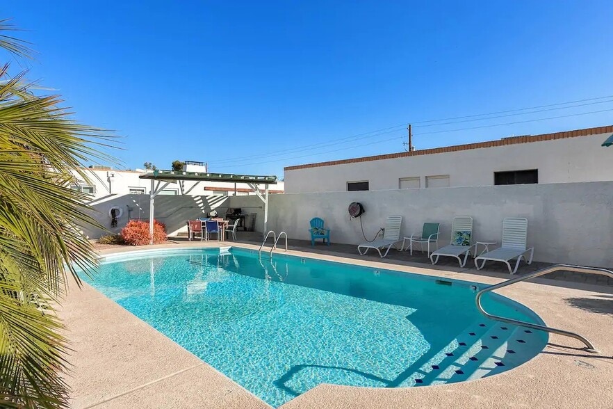 Building Photo - 8066 E Oak St