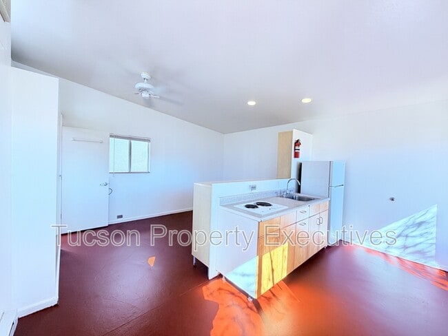 Building Photo - 443 E Delano St