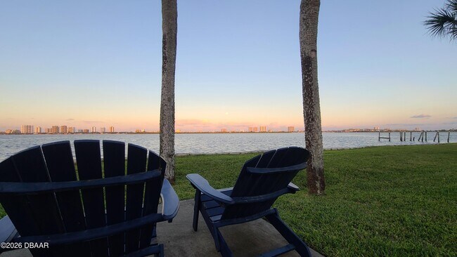 Building Photo - 3131 S Ridgewood Ave