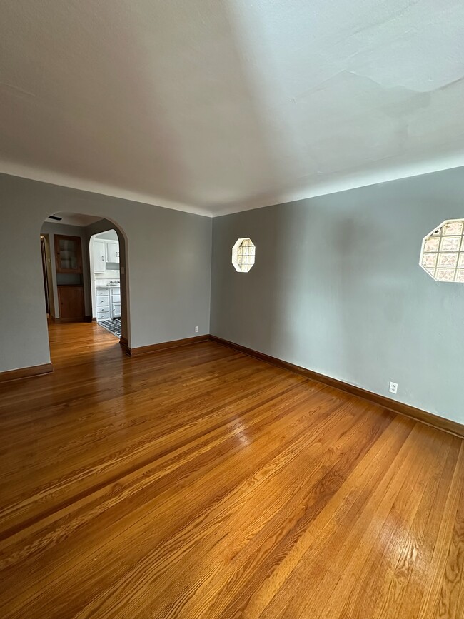 Living Room - 6618-6620 Devonshire Ave