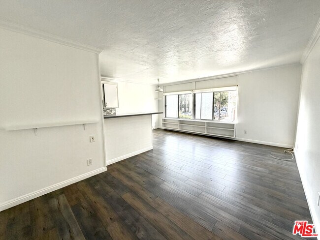 Building Photo - 250 Linden Ave