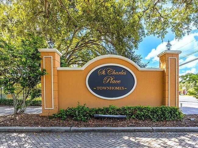 Building Photo - SPACIOUS 3 BED/ 2.5 BATH 2 STORY END UNIT ...