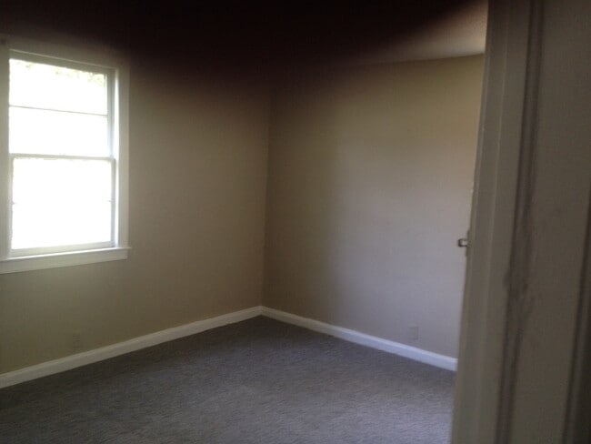 Building Photo - **AVAILABLE NOW**2 bedroom / 1 bathroom Ho...