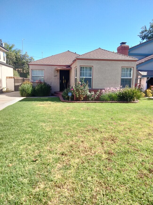 Building Photo - 15235 La Maida St