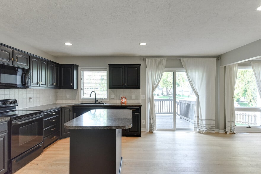 Building Photo - 15327 Parker Cir