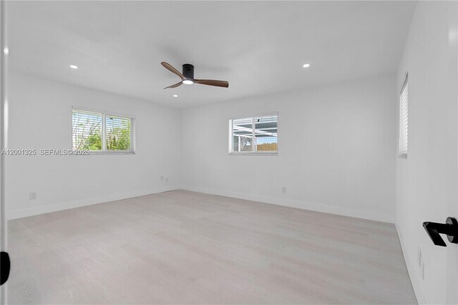 Building Photo - 9125 SE Karin St