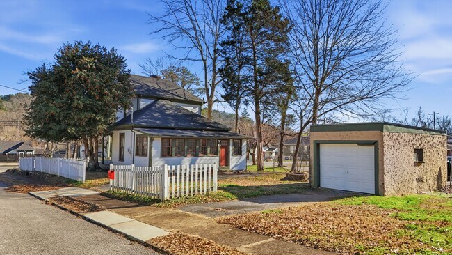 Building Photo - Saint Elmo Adorable home!