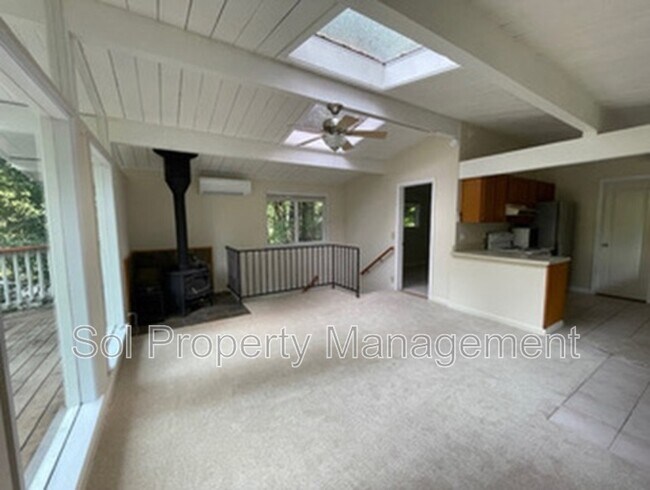 Building Photo - 175 S Redwood Dr