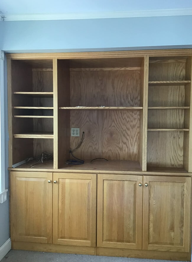 Building Photo - Spacious, Family Friendly, In-Town Home