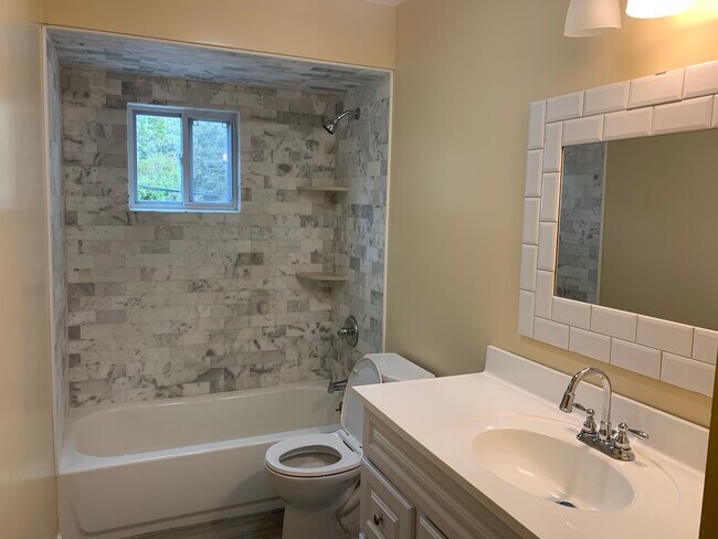 Building Photo - 573 Spur Dr N