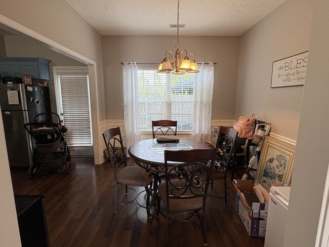 Building Photo - Upscale Townhome Near I-24
