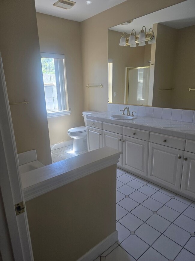 Building Photo - 3 bed 2 bath Home for Rent in Grants Pass