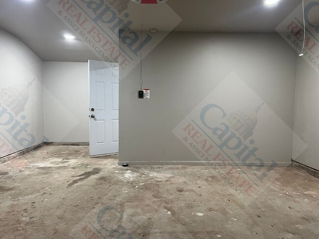 Building Photo - Spacious 3 Bedroom