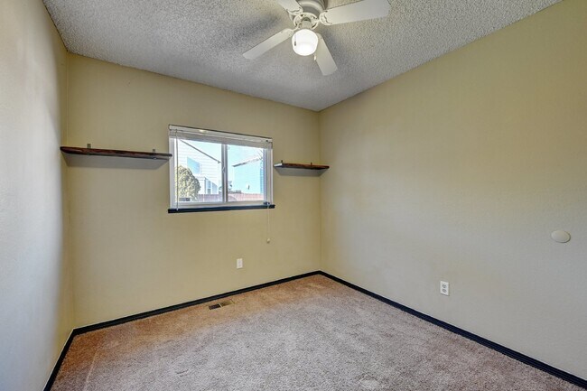 Building Photo - $2,100.00 - 3 bedroom, 2 bathroom, Single ...