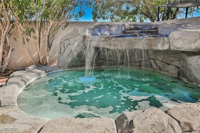 Building Photo - 138 Cam Capri