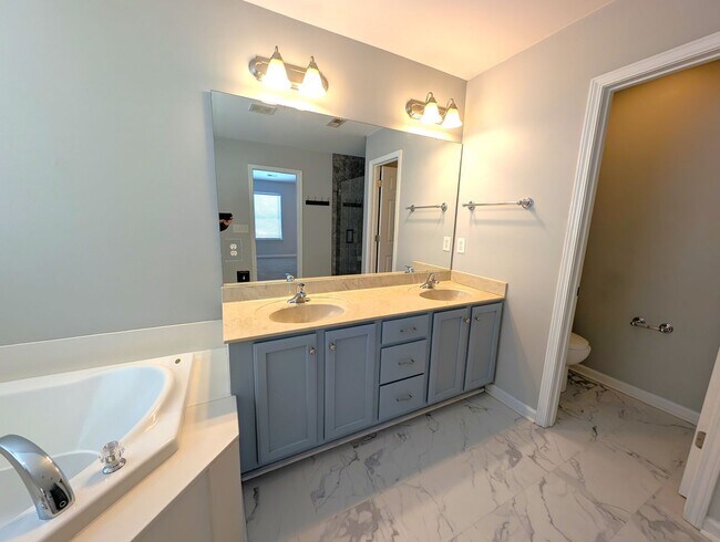 Building Photo - Pristine 4 bed, 2.5 bath Home Located in the Falcon Ridge Community!