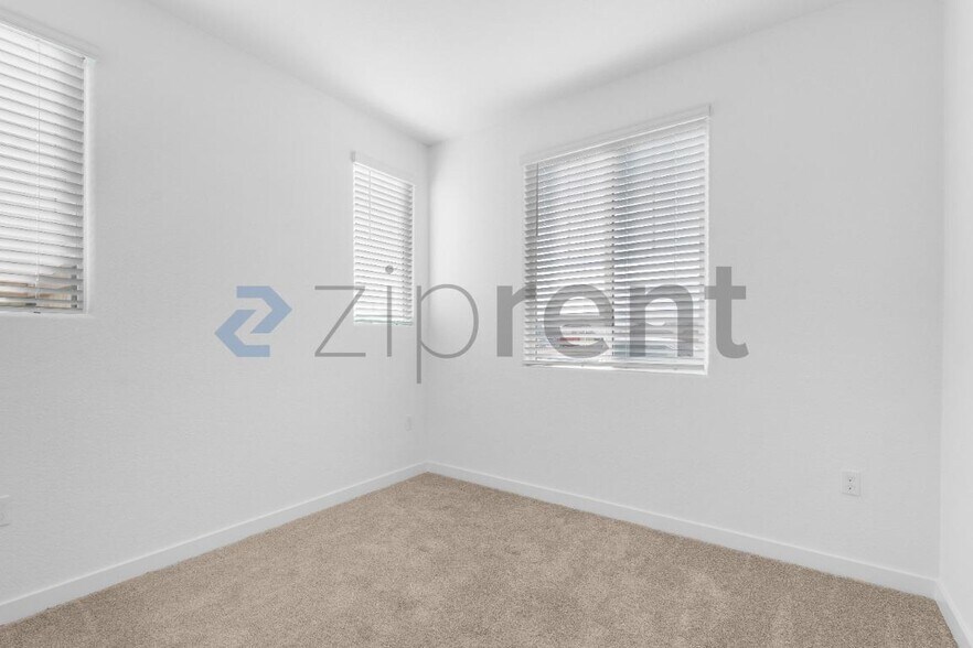Building Photo - Unit