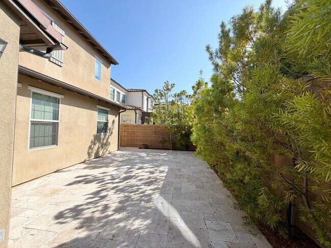 Building Photo - Gorgeous 4 bed 3 bath in the desired Portola Springs
