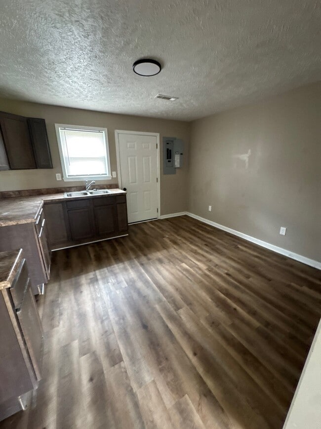 Building Photo - 916 Monroe Ave