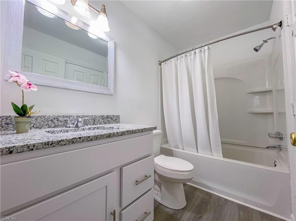 Upstairs Full Bathroom - 2407 Rennie Dr