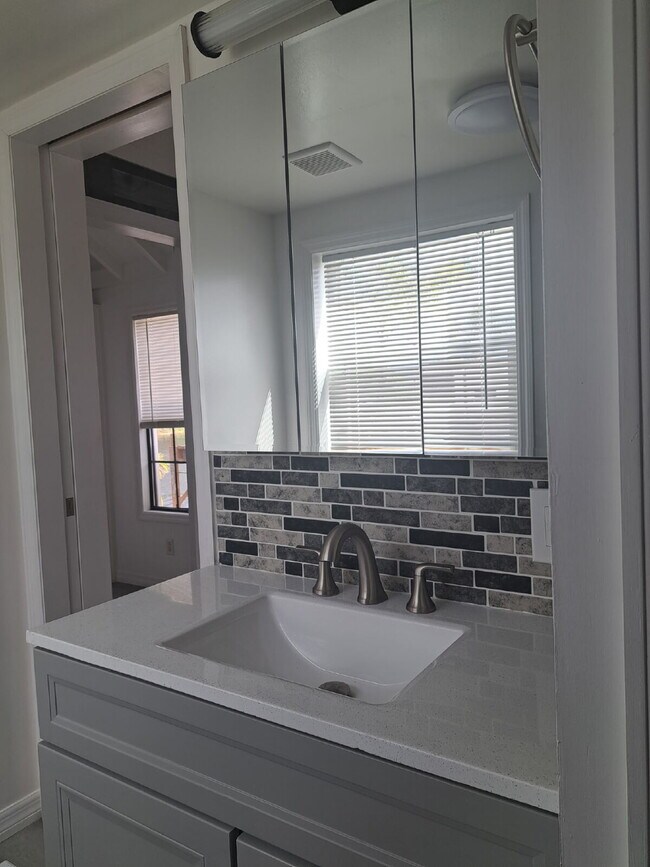 Building Photo - Nicely Redone 1/1 on Center Lake