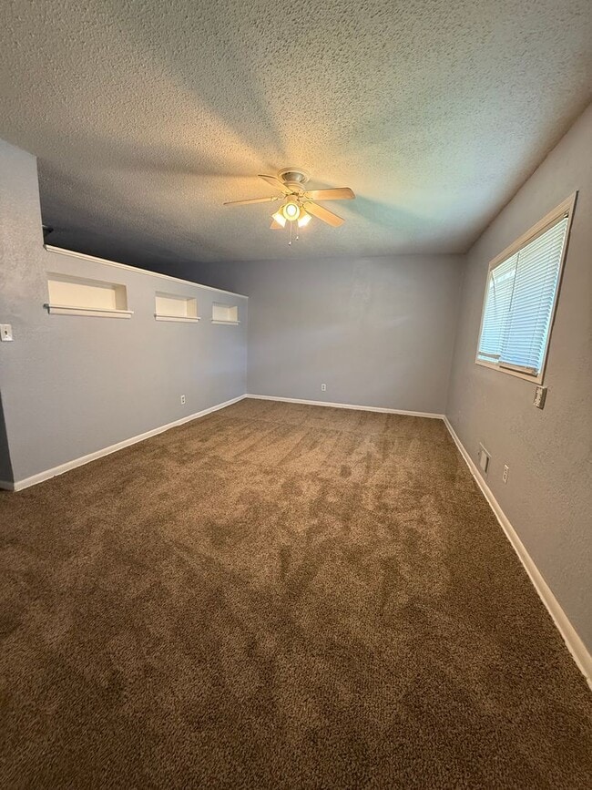 Building Photo - Charming 2 Bedroom Brick Duplex- Pet Friendly!